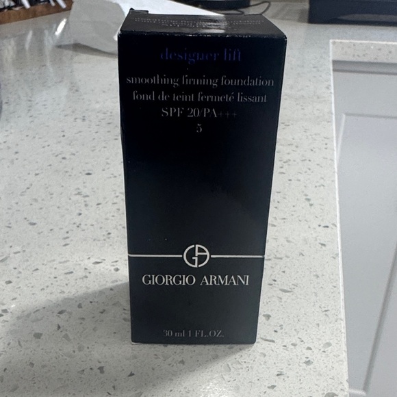 Giorgio Armani Designer Lift Foundation SPF 20 - Black Packaging - Picture 4 of 4